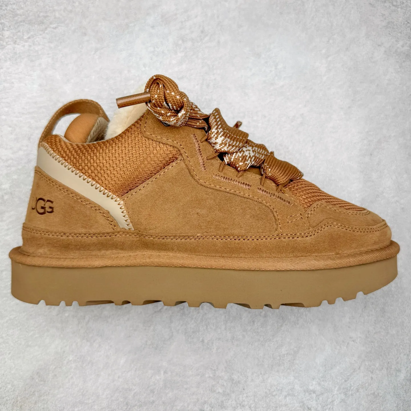 Pick up locally💰640 UGG 4032 Meyer autumn and winter sheepskin and fur integrated snow boots. All shoes are made of ZP from the same factory. Longfeng A-grade Australian imported sheepskin and fur integrated. Men's and women's boots brand OEM production line fully follows the ZP process. OEM original pattern maker adheres to the principle of no original shoes and no development selection. Pay attention to every detail. The most authentic version on the market TREADLITE "Light Wing" technology outsole Lightweight/durable/flexible/pile size: 35 36 37 38 39 40 41 42 43 44 45 Coding: by3936030